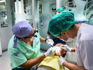 Rekomendasi Implan Gigi Surabaya